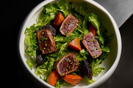 Салат с телячьей вырезкой, печеными овощами и соусом тоннато 