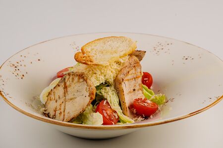 Салат Цезарь с цыпленком