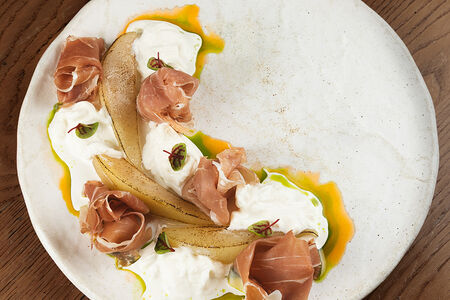 Томленая груша с пармой и страчателлой