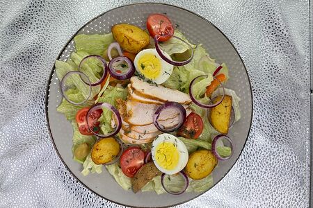 Теплый салат с курицей со специями и картофелем черри