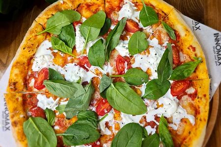 Пицца со страчателлой, черри и базиликом