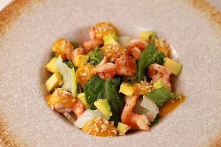 Салат с креветками и соусом манго-чили