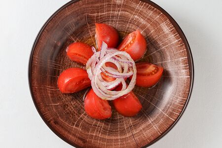 Помидоры с красным луком