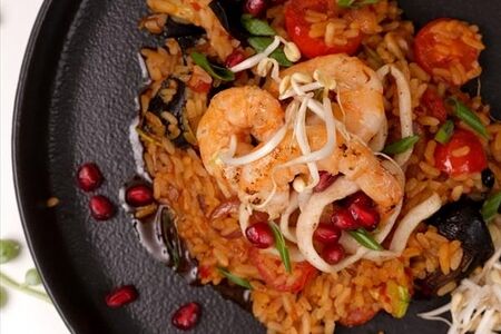 Вок с рисом и морепродуктами в кислосладком соусе