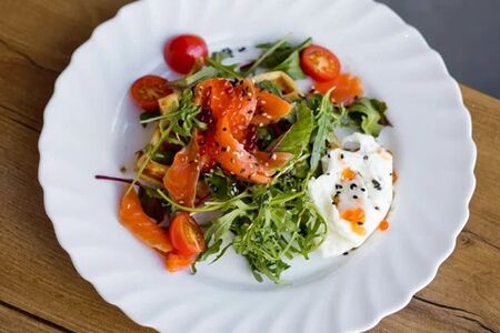 Вафли с лососем и яйцом пашот