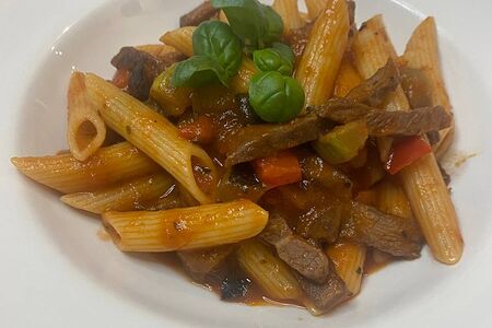 Пенне с овощным рагу и говядиной  