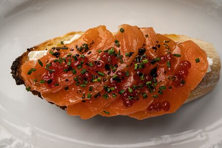 Брускетта с лососем 