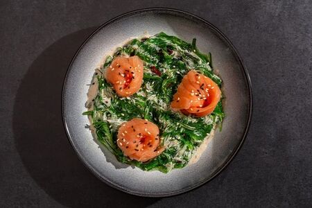 Салат чука с лососем