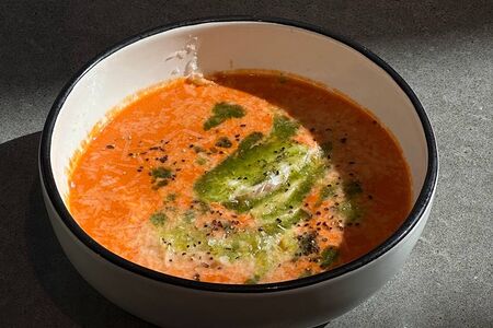 Томатный сливочный суп с курицей песто и пармезаном