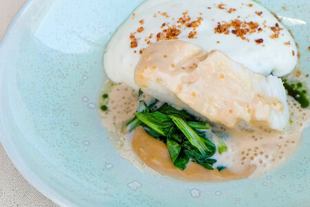 Филе палтуса конфи с томленым шпинатом