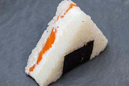 Онигири с лососем