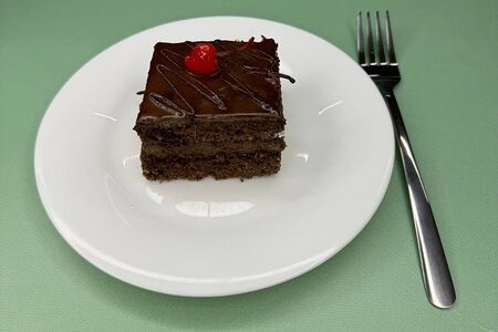 Пирожное вишня-шоколад