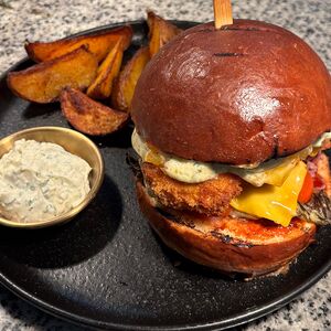 Бургер с курицей с картофелем по-деревенски и чесночным соусом