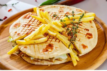 Скепасти со свининой острая с халапеньо и колбасками пеперони