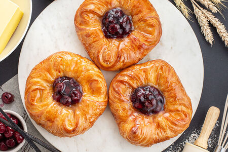 Дениш с творогом и вишней