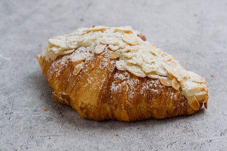 Миндальный круассан