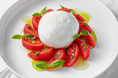Буррата с томатами и базиликом