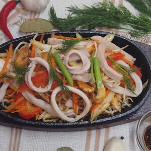 Мык Сао с кальмаром