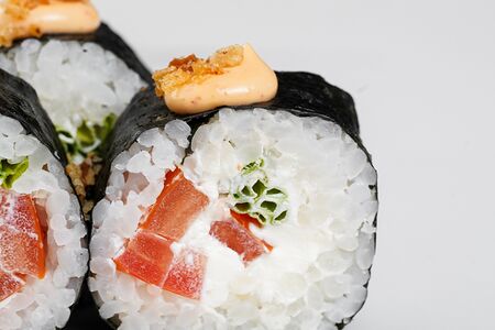 Футомаки с томатами, спайси и луком фри