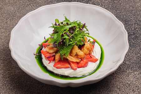 Салат с креветкой и клубникой с соусом из брынзы 