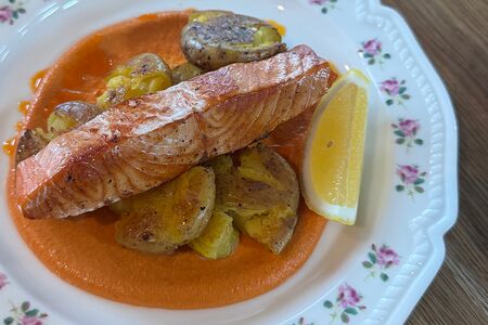 Подкопченный лосось с молодым картофелем и соусом Ромеско 