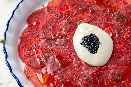 Карпаччо из говядины с соусом из печени трески и черной икрой
