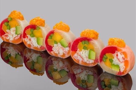 Ролл сашими из тунца еллоуфин, лакедры, лосося, камчатского краба с авокадо и манго