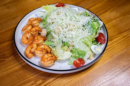Салат Цезарь с креветками