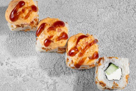 Запеченный ролл с цыпленком и луком фри