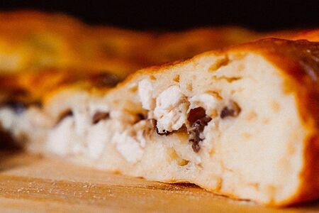 Пирог с курицей, сыром и грибами