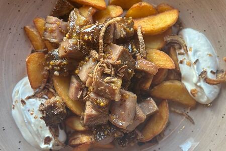 Свинина в медово-горчичном соусе с Айдахо и копченой сметаной 