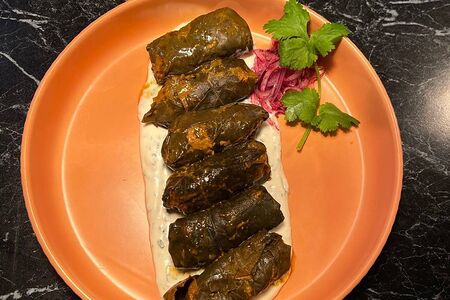 Долма с чесночным соусом