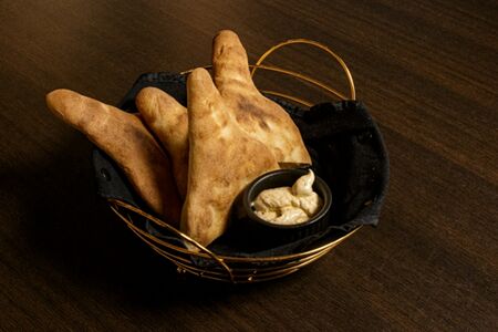 Домашний хлеб с кахетинским маслом