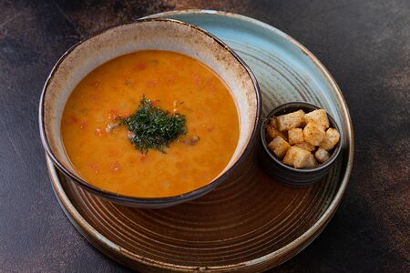 Суп из копченой головы сома с горохом, корнеплодами и индийскими специями