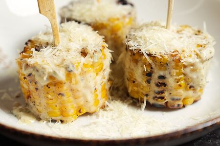 Кукуруза гриль с трюфелем и сыром