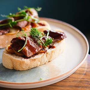 Брускетты с ростбифом и грушей в винном соусе
