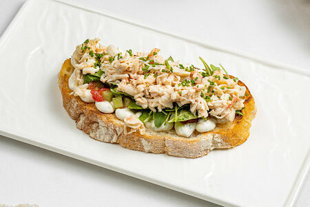 Брускетта с крабом