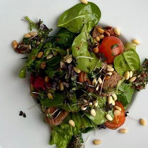 Свежие овощи, вяленые томаты, кедровый орех