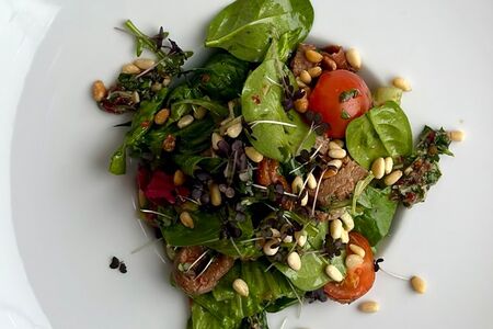 Свежие овощи, вяленые томаты, кедровый орех