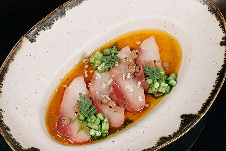 Крудо из желтохвоста, смородина и тартар из огурца