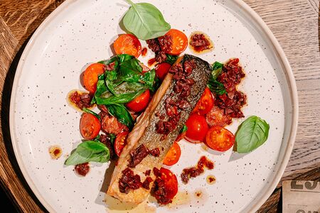 Филе семги с колбасками чоризо, черри, листьями базилика и черными оливками