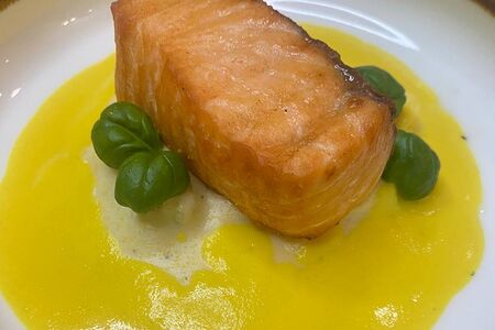 Филе семги с кукурузной полентой