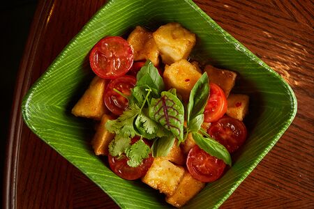 Салат с баклажанами и томатами черри 	