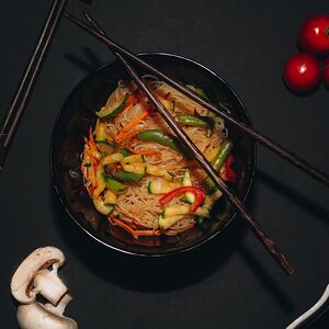 Лапша рисовая с овощами