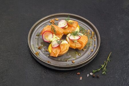 Маринованные яйца с копченым лососем