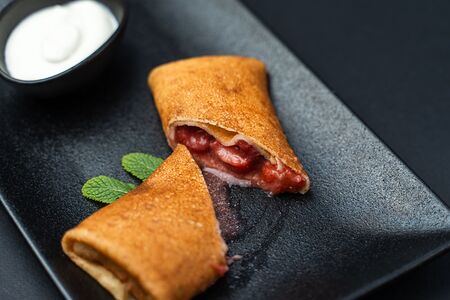 Блин с клубникой