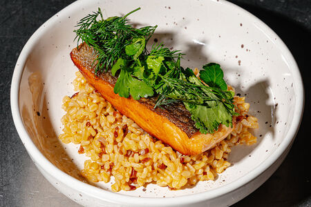 Стейк из лосося с диким рисом