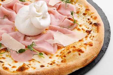 Пицца Буратта с ветчиной