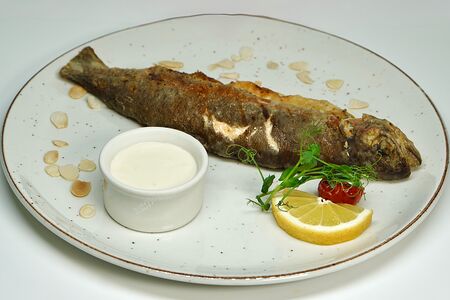 Форель с миндалём и беловинным соусом