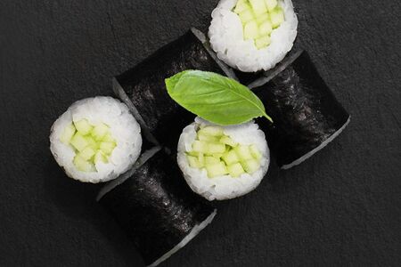 Маки с огурчиком